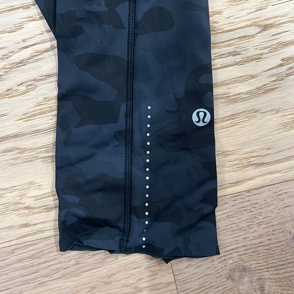 Lululemon capris size small / size 4, with pockets - Picture 2 of 6